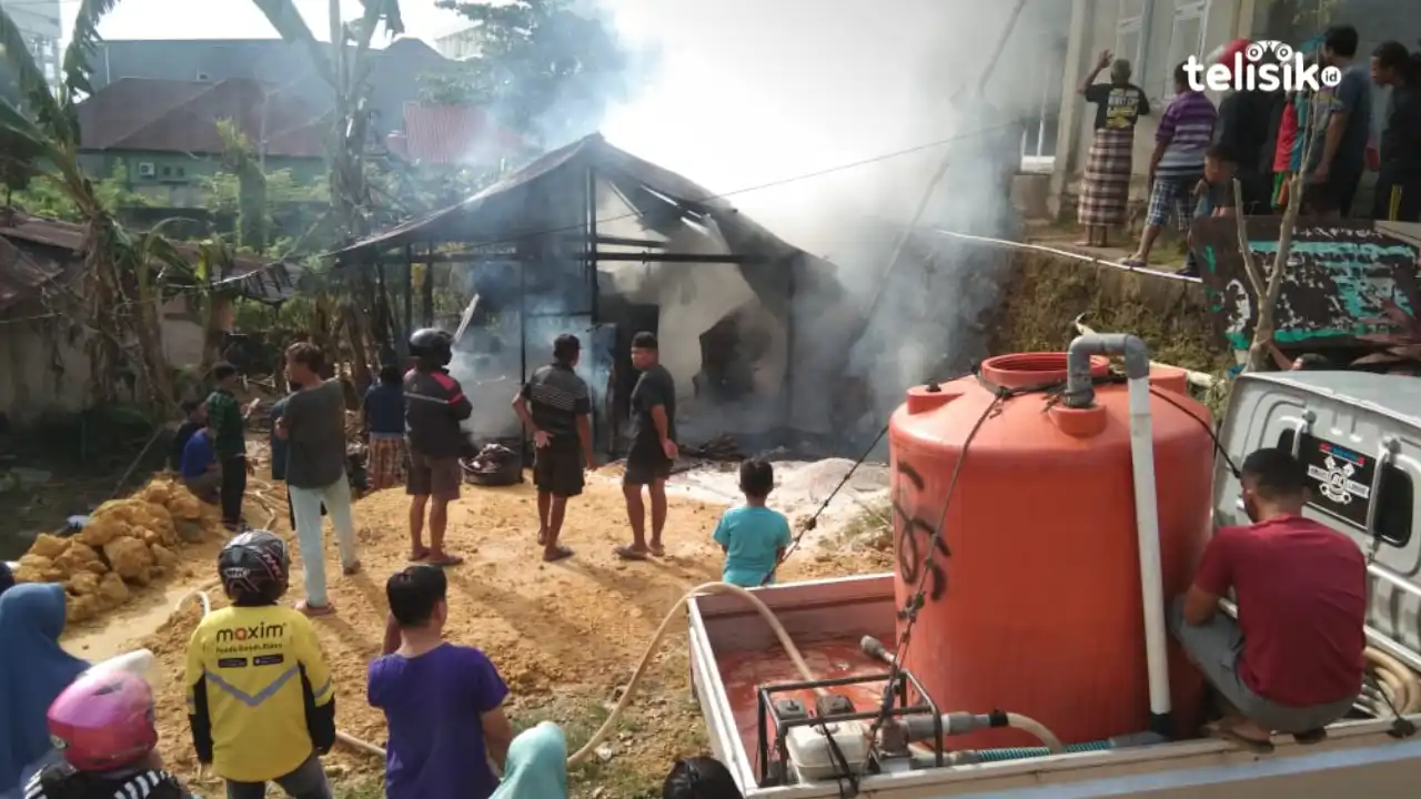 Agen tandon air bantu padamkan rumah yang terbakar. Foto: Kardin/Telisik.