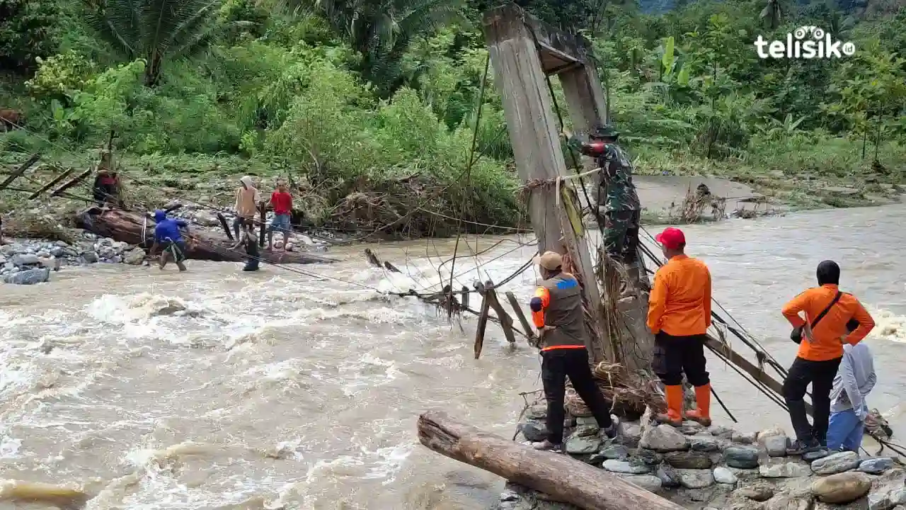 Potret salah satu jembatan penghubung antar dusun di Desa Batu Ganda, Kecamatan Lasusua rusak parah tersapu banjir yang terjadi Jumat, (18/4/2025) malam. Foto: Muh. Risal H/Telisik.