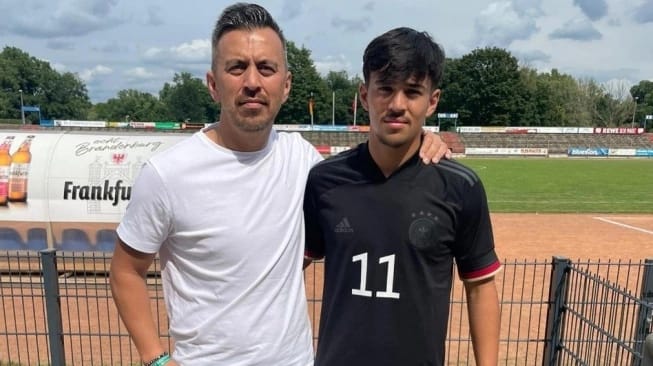 Laurin Ulrich (kanan) adalah pemain Stuttgart II yang memiliki ayah bernama Sven Trouerbach (kiri). Foto: Repro Suara.com