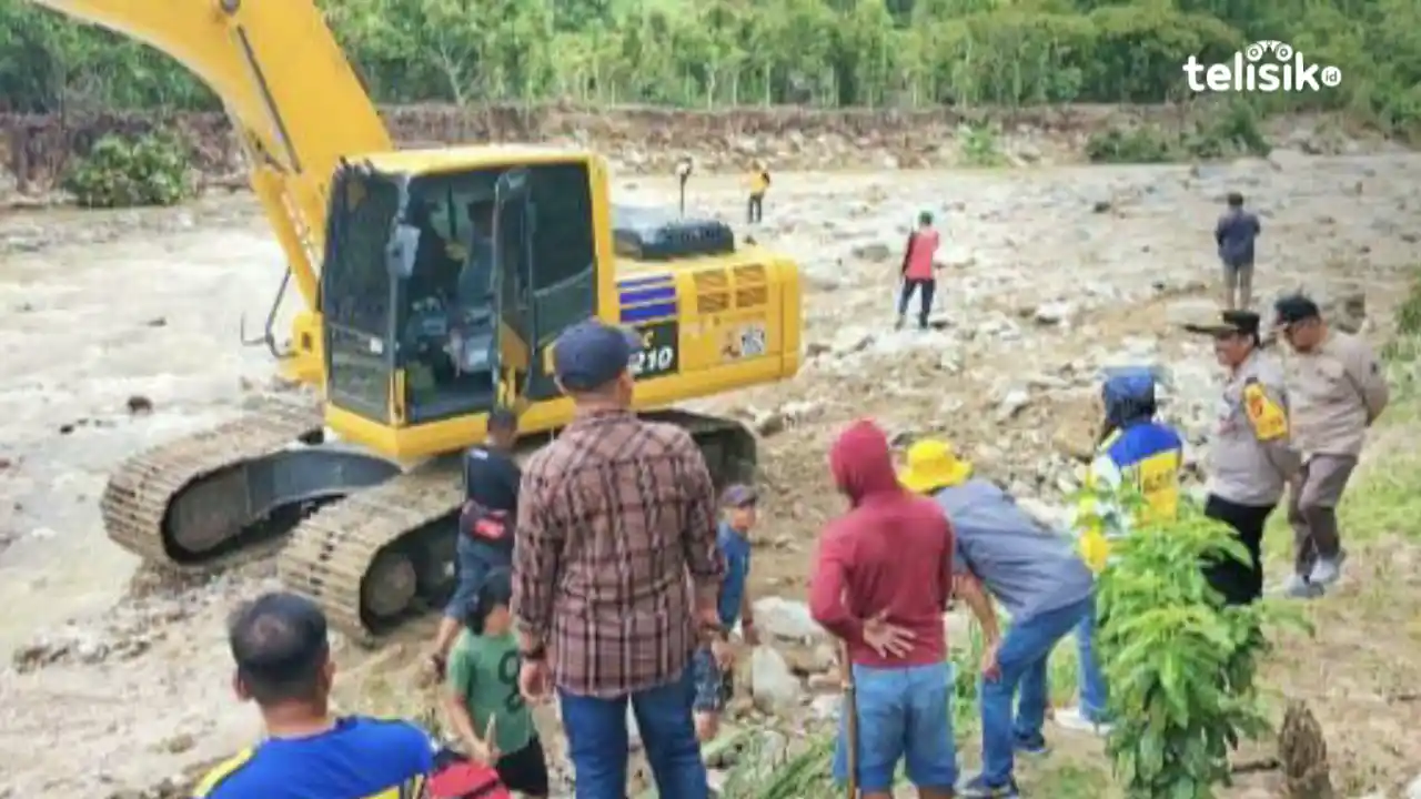 Kepala Dinas PUPR Kolaka Utara, Mukramin turunkan tiga unit excavator keruk sungai pasca banjir bandang. Foto: Muh. Risal H/Telisik.