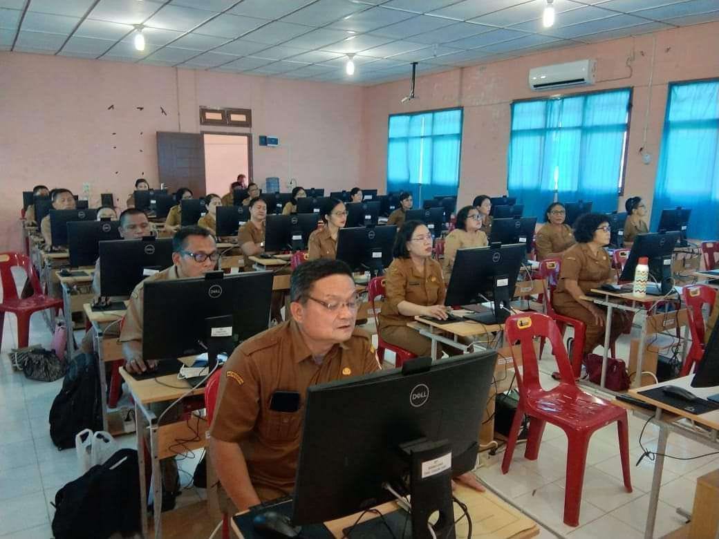 Guru wajib belajar seminggu sekali sesuai surat edaran resmi Kemendikdasmen. Foto: Repro RRI.