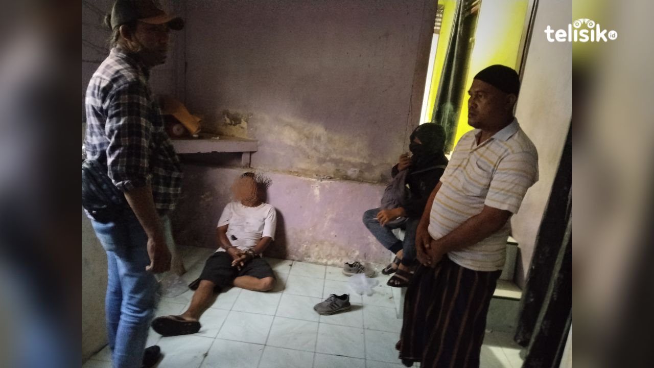 Tersangka Pacel (terduduk) usai diringkus tim Satreskrim Narkoba Polres Muna. Foto: Sunaryo/Telisik