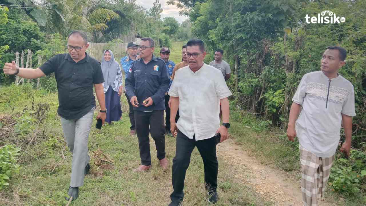 Wabup Muna, La Ode Asrafil Ndoasa, bersama warga Kontu melakukan pengukuran jalan, Kamis (17/4/2025). Foto: Sunaryo/Telisik