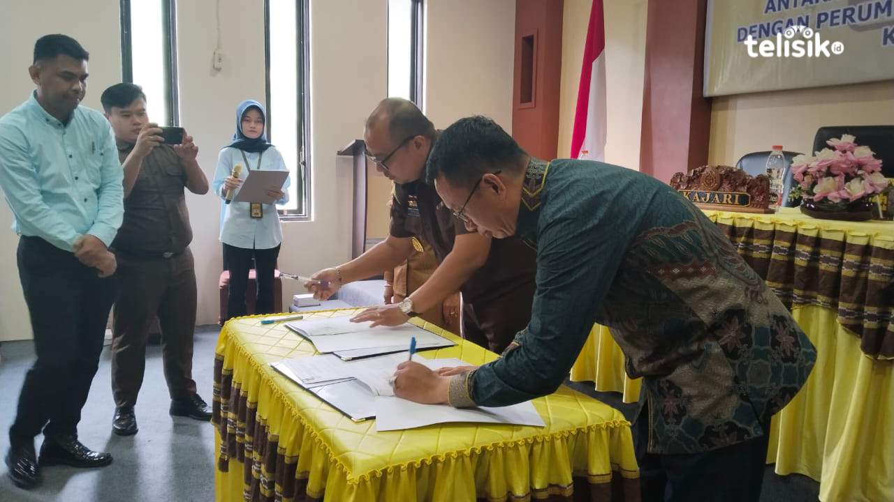 Penandatanganan MoU oleh Kepala Kejaksaan Negeri Kolaka Utara, Mirza Erwinsyah, dan Direktur Perumda Tirta Tanpanama Kolaka Utara, Tasrim (kemeja batik). Foto: Muh. Risal H/Telisik
