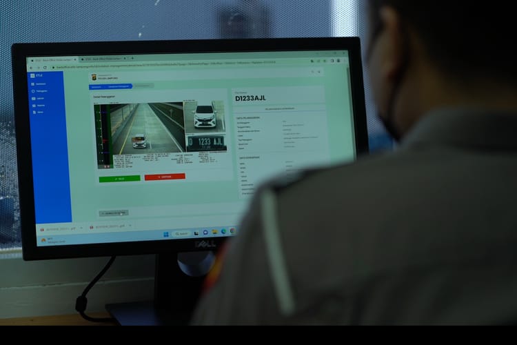 Kendaraan terekam kamera ETLE, konfirmasi tilang elektronik kini bisa dilakukan online. Foto: Repro Kompas.