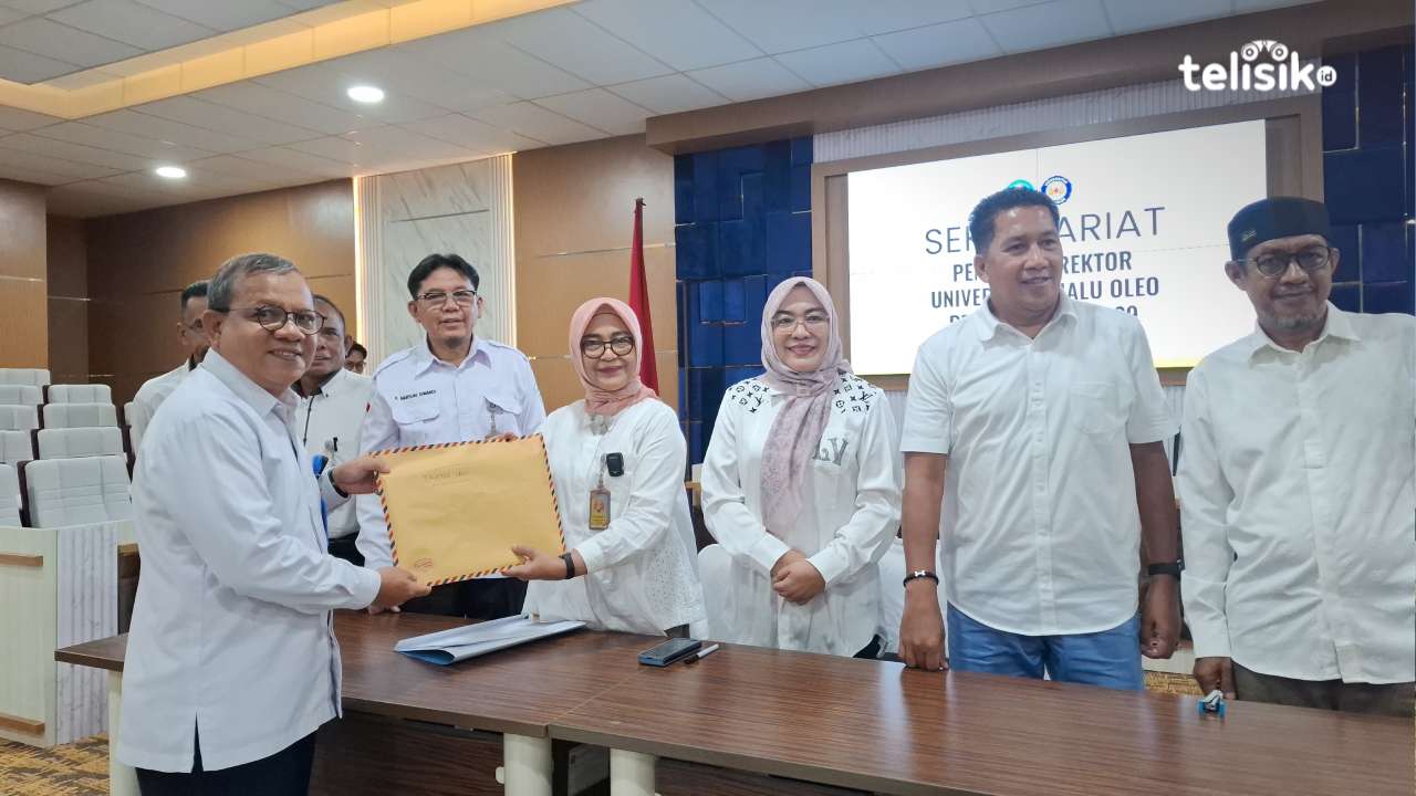 Bakal calon Rektor Universitas Halu Oleo (UHO) Kendari saat menyerahkan berkas ke panitia Pilrek, Senin (21/4/2025). Foto: Erni Yanti/Telisik