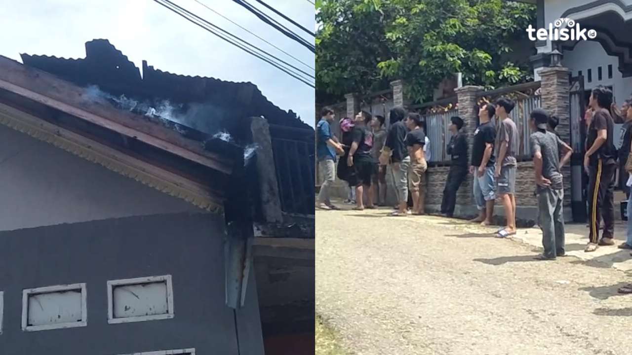 Warga BTN Memberi Kota Kendari berkumpul dan memyaksikan rumah tetangga mereka yang terbakar, Selasa (8/4/2025).  Foto: Thamrin Dalby/Telisik