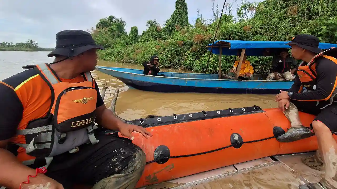 Tim Basarnas tengah melakukan pencarian, di lokasi korban pertama kali diterkam buaya. Foto: Ist.