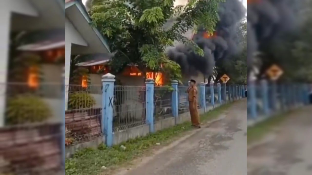 ASN viral kumandangkan azan saat kebakaran. Foto: Sreenshot video.