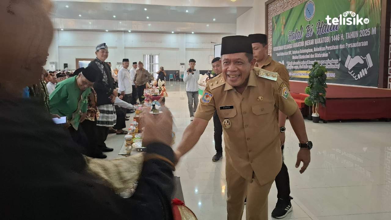 Wakil Gubernur Sulawesi Tenggara, Hugua, saat menghadiri halal bihalal Kerukunan Keluarga Wakatobi (Kekar Wakatobi) di Asrama Haji Kendari, Selasa (29/4/2025). Foto: Erni Yanti/Telisik