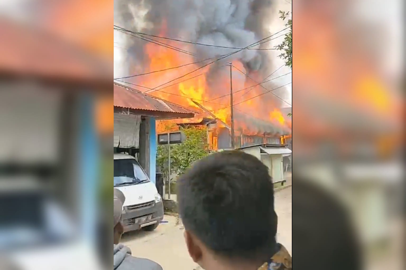 Capture video kebakaran rumah tak berpenghuni di Pulau Makasar, Kota Baubau, Kamis (17/4/2025). Foto: Ist.