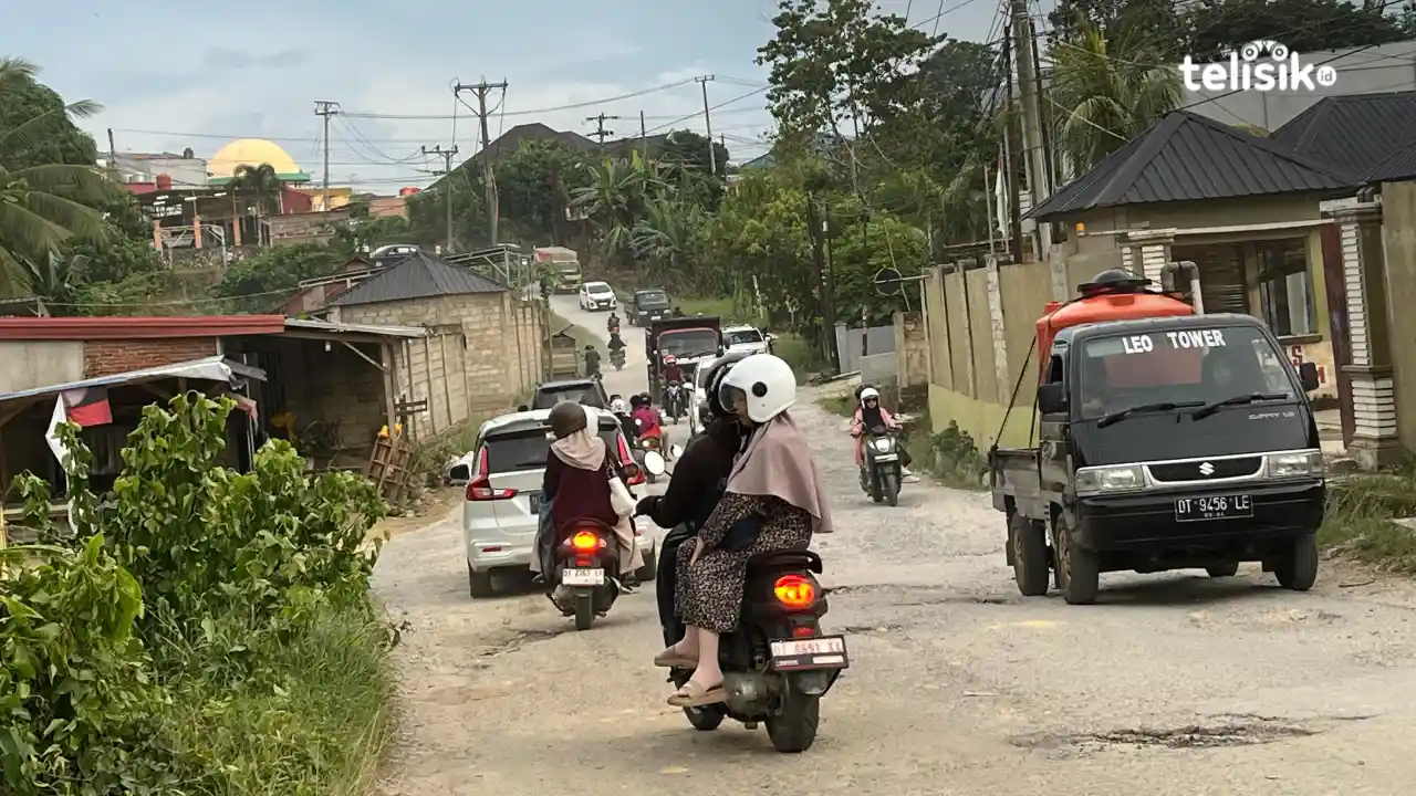 Kondisi Jalan H Latama Kelurahan Punggolaka, Kecamatan Puuwatu, Kota Kendari berlubang dan berdebu. Foto: Erni Yanti/Telisik.