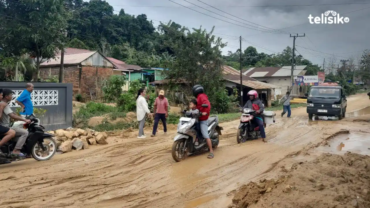 Lumpur akibat hujan penuhi Jalan Tunggala, Kelurahan Wuawua, Kecamatan Wuawua, Kota Kendari. Foto: R. Anugrah/Telisik.