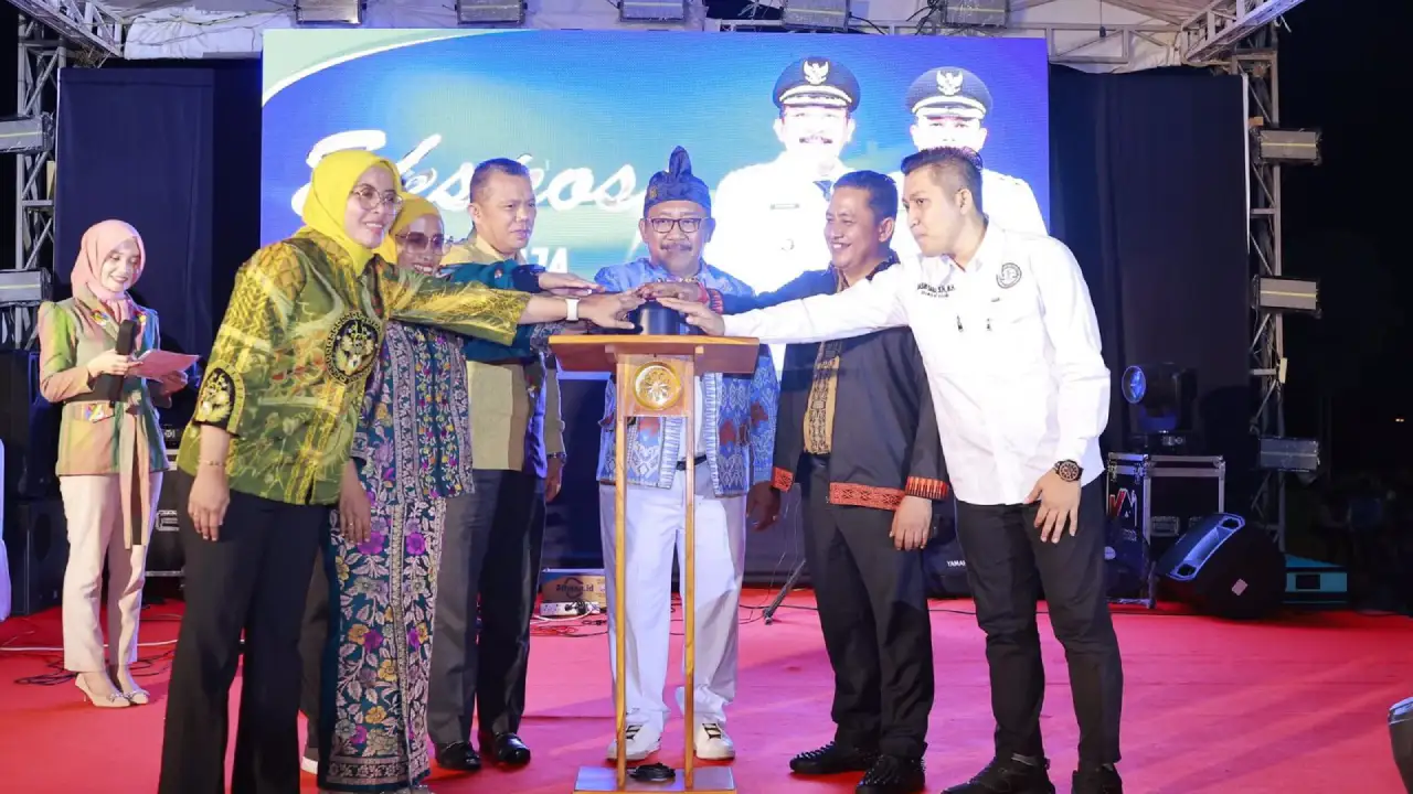 Kick Off Ekspose 100 hari kerja, Bupati dan Wakil Bupati Bombana, Burhanuddin dan Ahmad Yani. Foto: Diskominfo Bombana.
