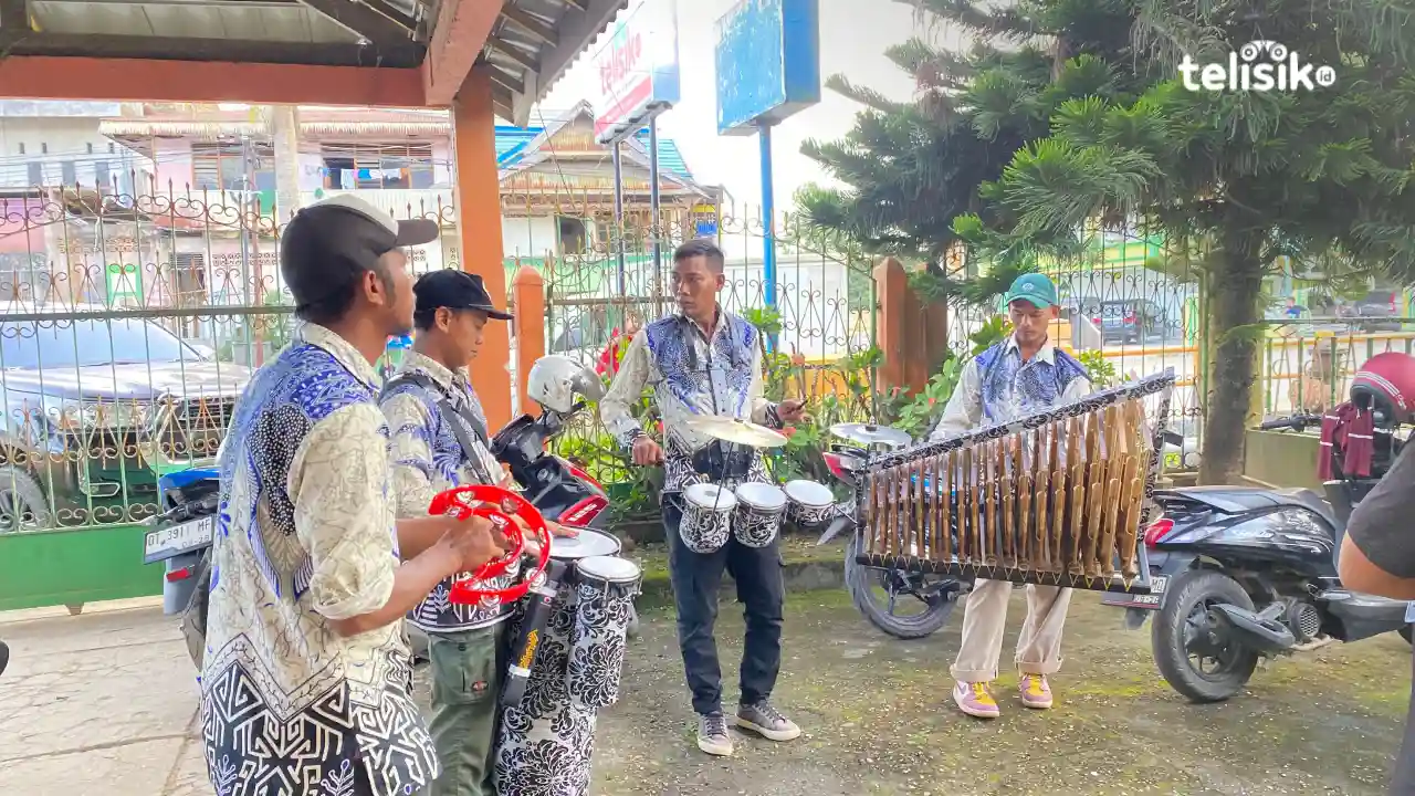 Kelompok musik tradisional Angklung Sedulur asal Yogyakarta, mengadu nasib di Kota Kendari. Foto: Rara Waode/Telisik