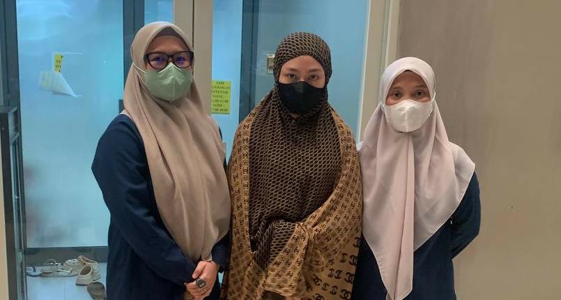 Pihak BPJS Kesehatan Kendari saat mengunjungi korban kebakaran di Punggolaka. Foto: Ist.