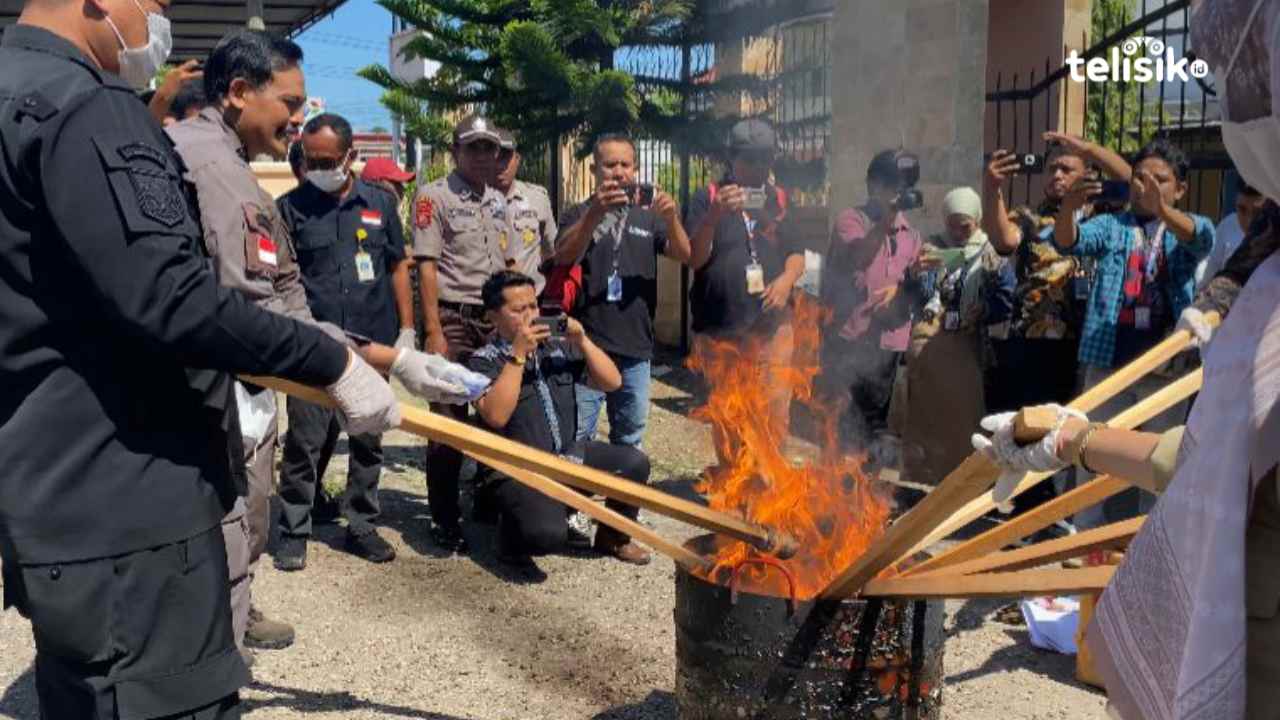 Pemusnahan barang bukti 16 perkara di Kejaksaan Negeri Baubau, Kamis (8/5/2025). Foto: Elfinasari/Telisik