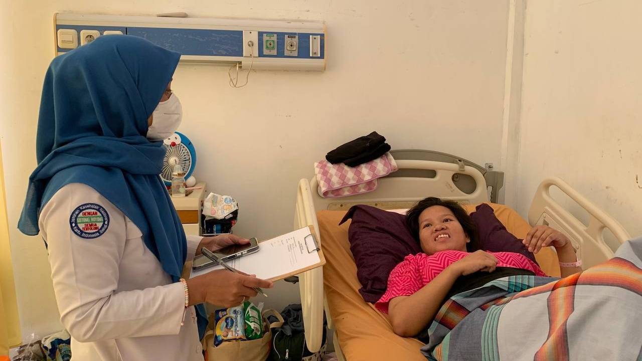 Riski seoeang ibu rumah tangga asal Kabupaten Pangkep, Sulawesi Selaan saat menjalani persalinan di RSUD Kota Kendari. Foto: Ist.