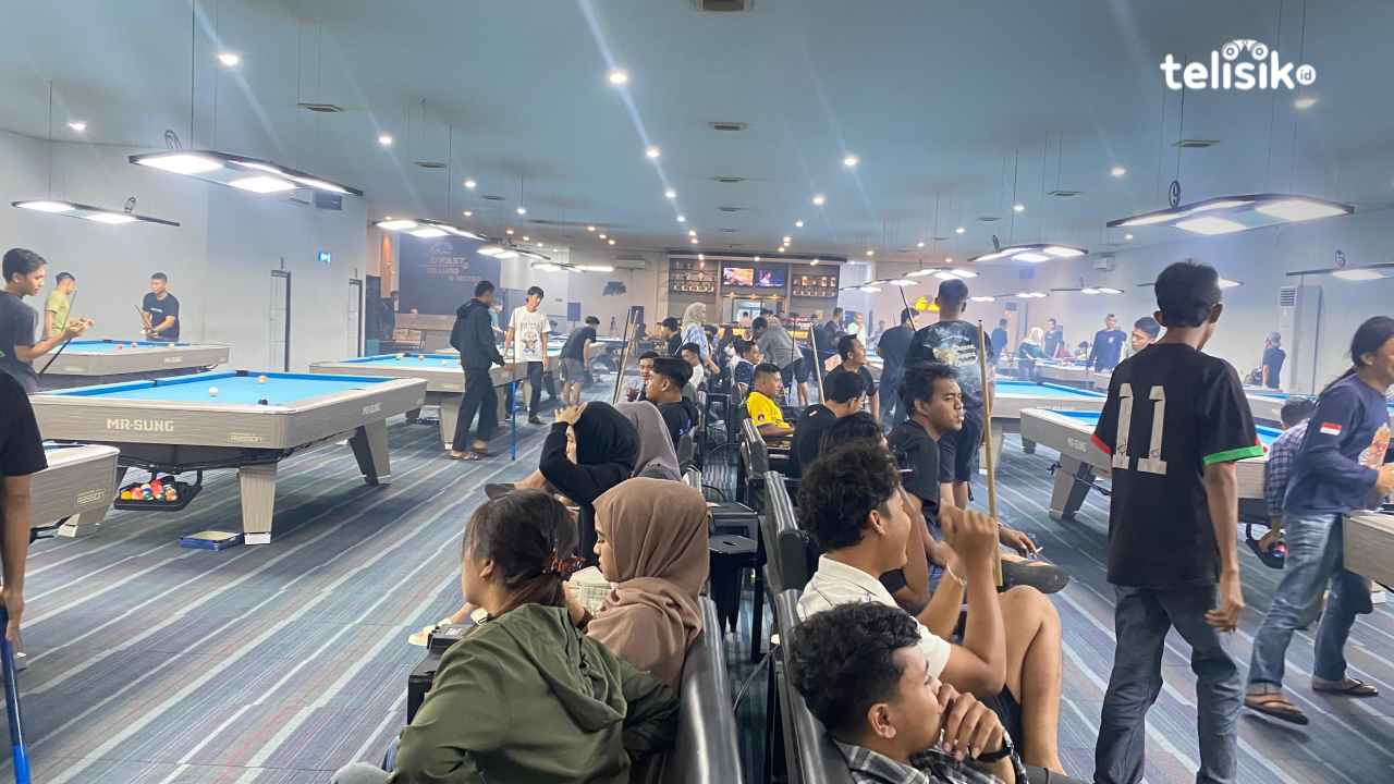 Suasana ramai di salah satu tempat biliar favorit anak muda Kendari, Kamis (8/5/2025). Foto: Rara Waode/Telisik