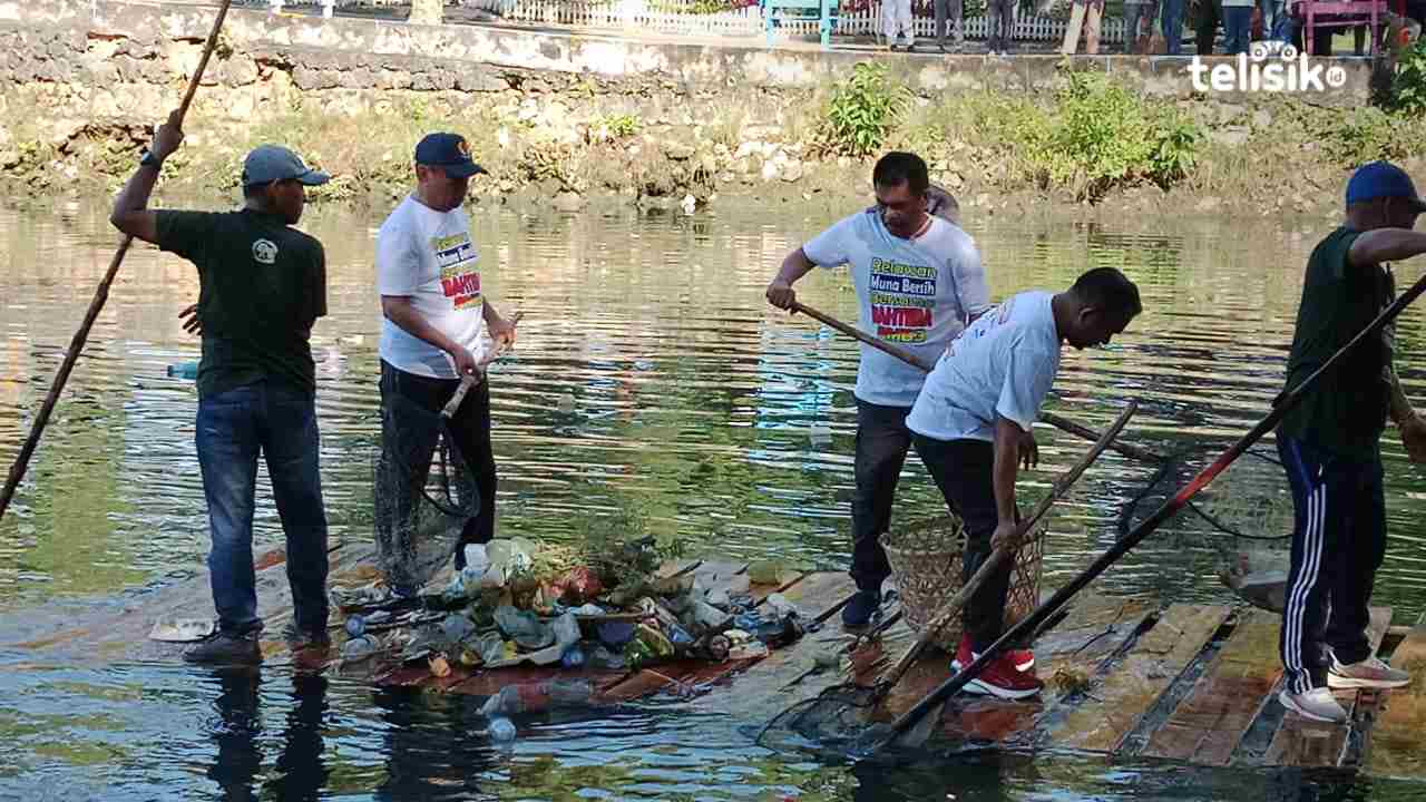 Bupati Muna, Bachrun Labuta, bersama Wabup La Ode Asrafil Ndoasa dan Ketua DPRD, Muhamad Rahim membersihkan sampah di kanal By Pass, Kamis (1/5/2025). Foto: Sunaryo/Telisik