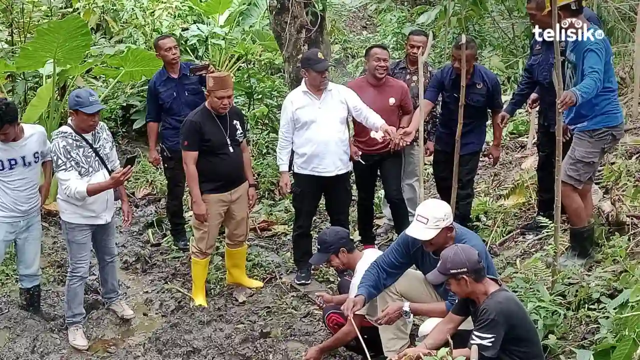 Bupati Muna, Bachrun Labuta saat meninjau sumur minyak di Desa Moolo. Foto: Sunaryo/Telisik.