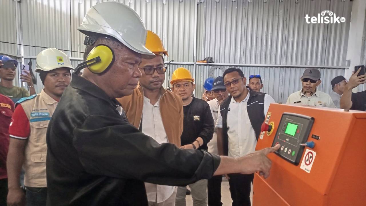 Bupati Buton Selatan, Muhammad Adios saat menyalakan mesin pembangkit listrik tenaga diesel di Pulau Batu Atas. Foto: Ali Iskandar Majid/Telisik.