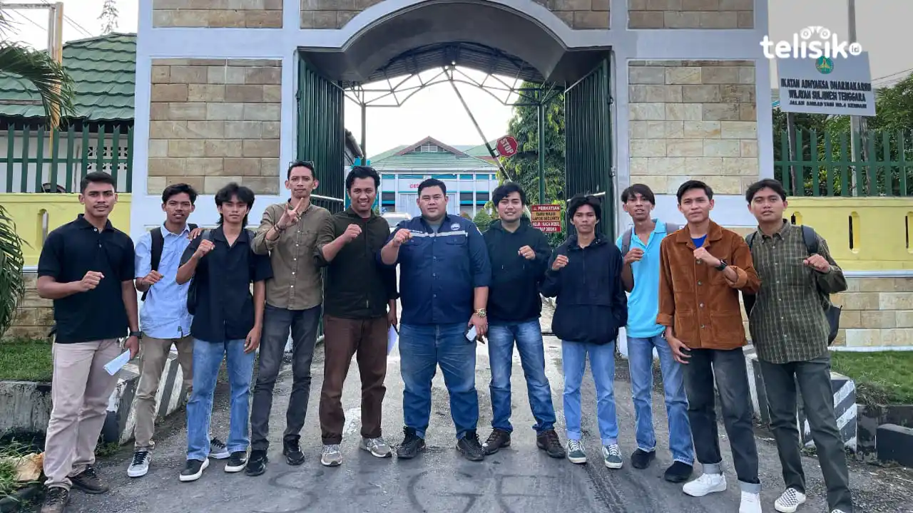 Pasukan Corak Sultra seusai melakukan aksi dan pelaporan dugaan korupsi anggaran pekerjaan Jalan Batas Kota-Tabanggele di Kejati Sultra, Jumat (2/5/2025). Foto: R. Anugrah/Telisik.