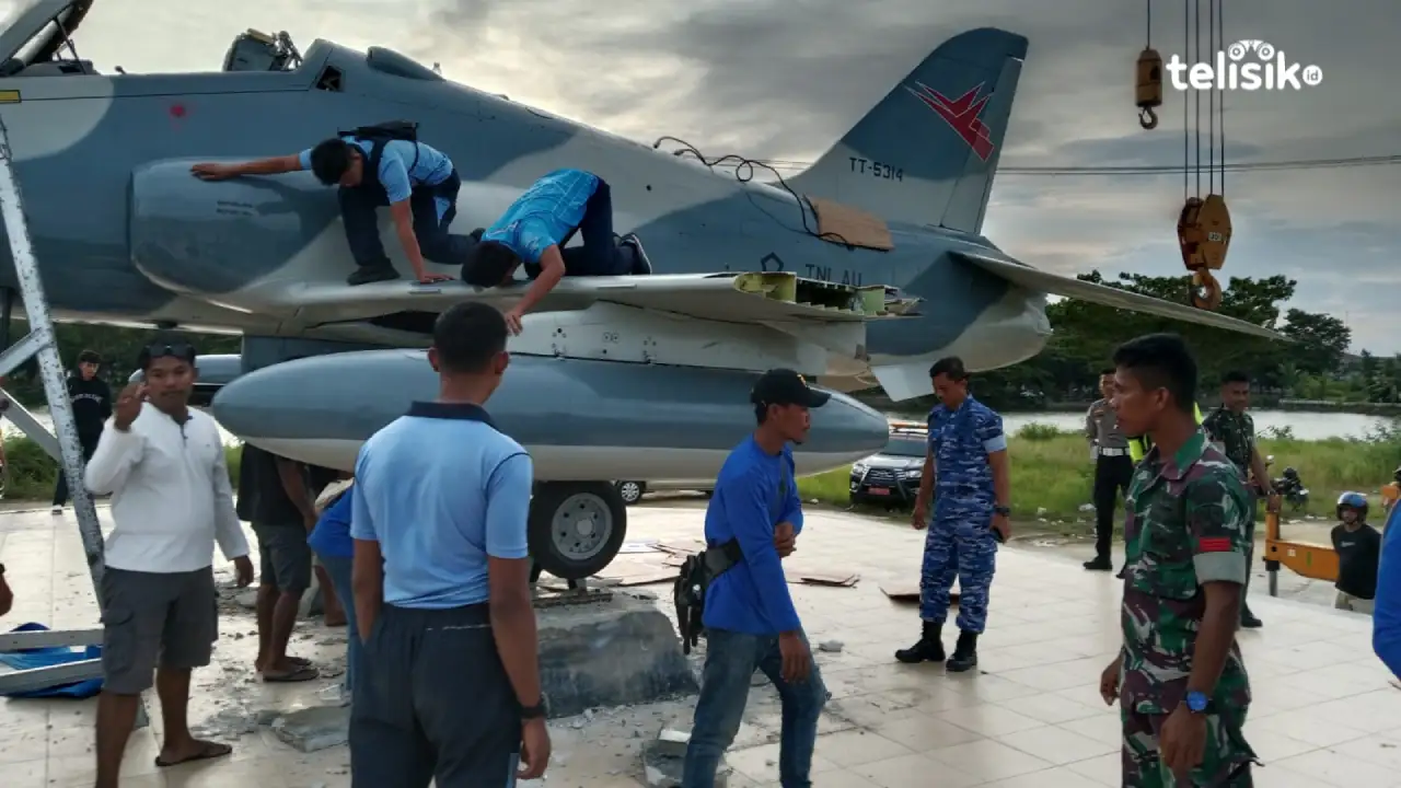 Danlanud Haluoleo Kendari, Kolonel Pnb Lilik Eko Susanto saat memantau pemindahan pesawat tempur di Muna. Foto: Sunaryo/Telisik.