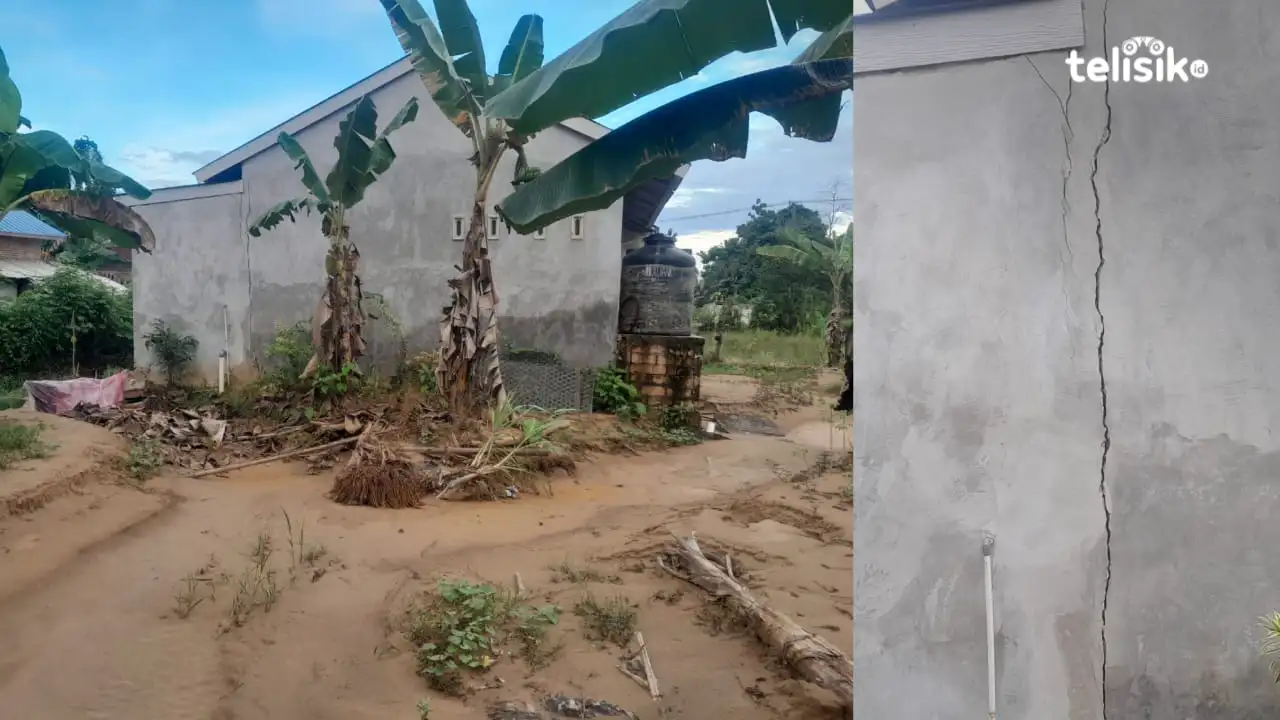 Rumah ibu Sesilia yang dibalut lumpur dan retak akibat dihantam derasnya aliran banjir. Foto: R. Anugrah/Telisik.
