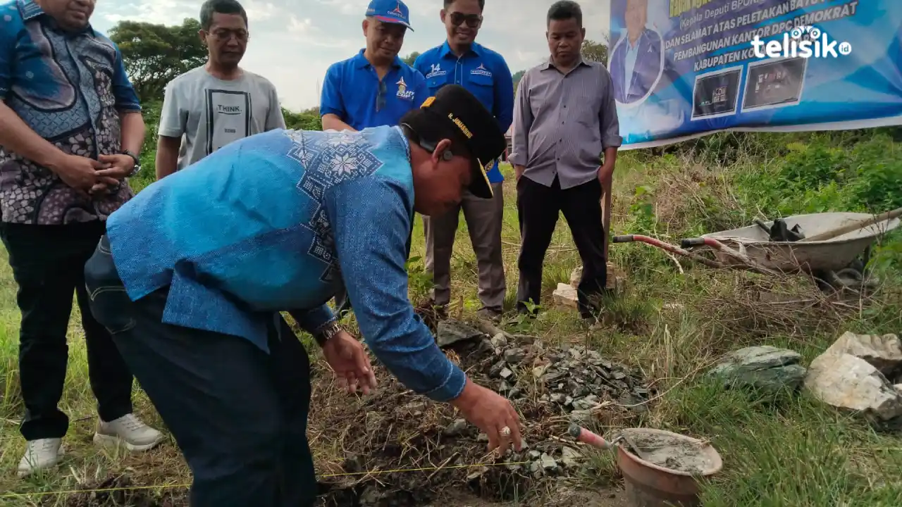 Peletakan batu pertama pembangunan Kantor DPC Partai Demokrat oleh Ketua DPC, Jumarding disaksikan Kepala Deputi BPOKK Wilayah Sulawesi DPP Demokrat, Agustinus Tamo Mbapa. Foto: Muh. Risal H/Telisik.