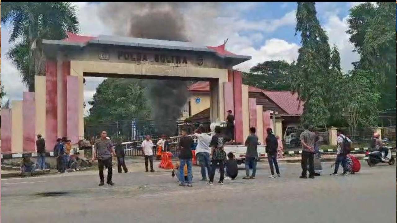 Keluarga korban pengeroyokan di Muna, lakukan aksi di Polda Sultra, Selasa (6/5/2025). Foto: Ist.