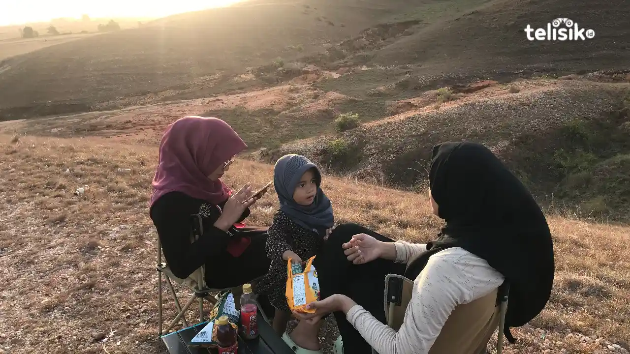 Sejumlah warga yang sedang menikmati keindahan puncak teletabis di Bombana. Foto: Titin/Telisik.