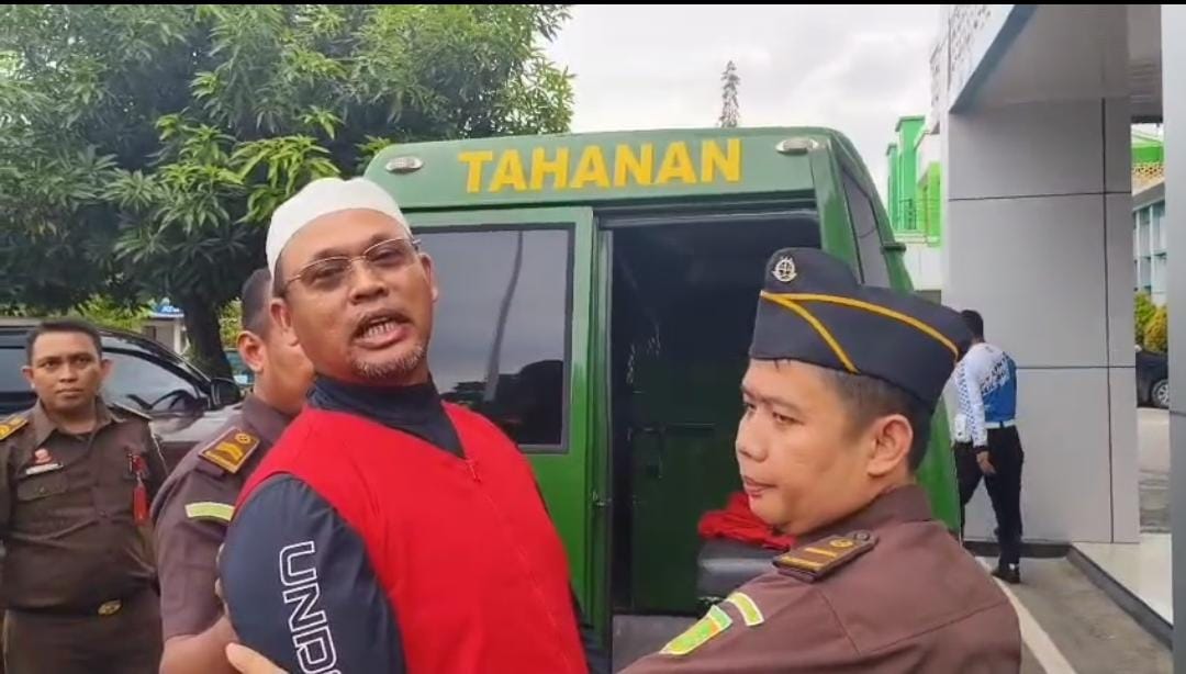 Kepala KUPP Kelas III Kolaka, Supriadi, saat hendak memasuki mobil tahanan Kejati, Selasa (6/5/2025). Foto: Ist.