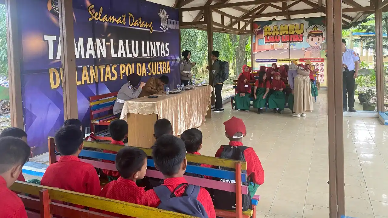Kawan Inspirasi Kendari, dorong kesadaran berlalu lintas sejak dini kepada sejumlah siswa SD di Polda Sultra. Foto: Ist.