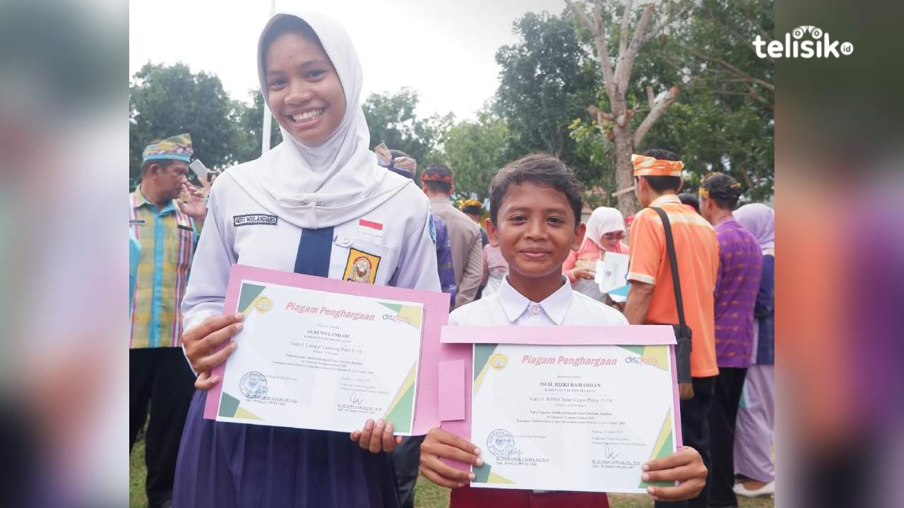 Atlet lempar lembing putri U-16, Agri Wulandari Andari (kiri), dan atlet jalan cepat 3.000 meter putra U-14, Muhammad Riski Ramadan, usai menerima piagam penghargaan pada peringatan Hardiknas di Lapangan SMPN 1 Batauga, Buton Selatan, Jumat (2/5/2025). Fo