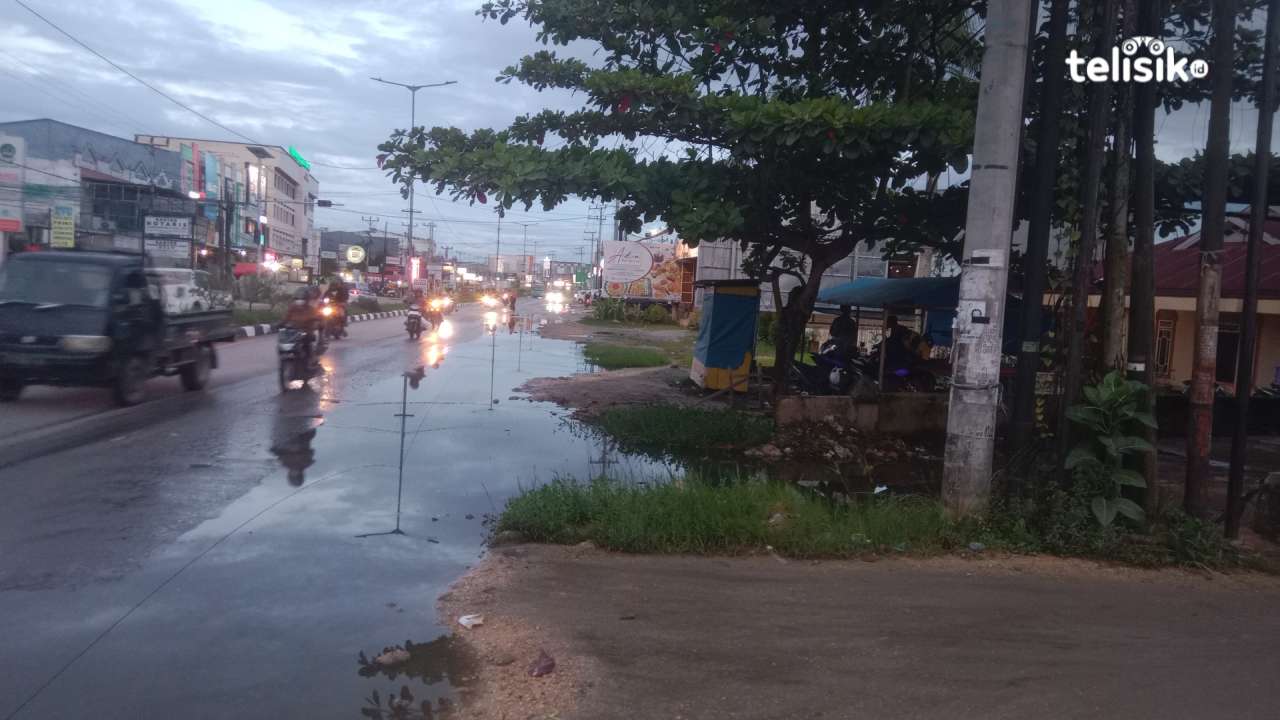 Genangan air di tepi Jalan Jenderal AH. Nasution Kota Kendari yang sudah berlangsung dua tahun. Foto: Hamlin/Telisik