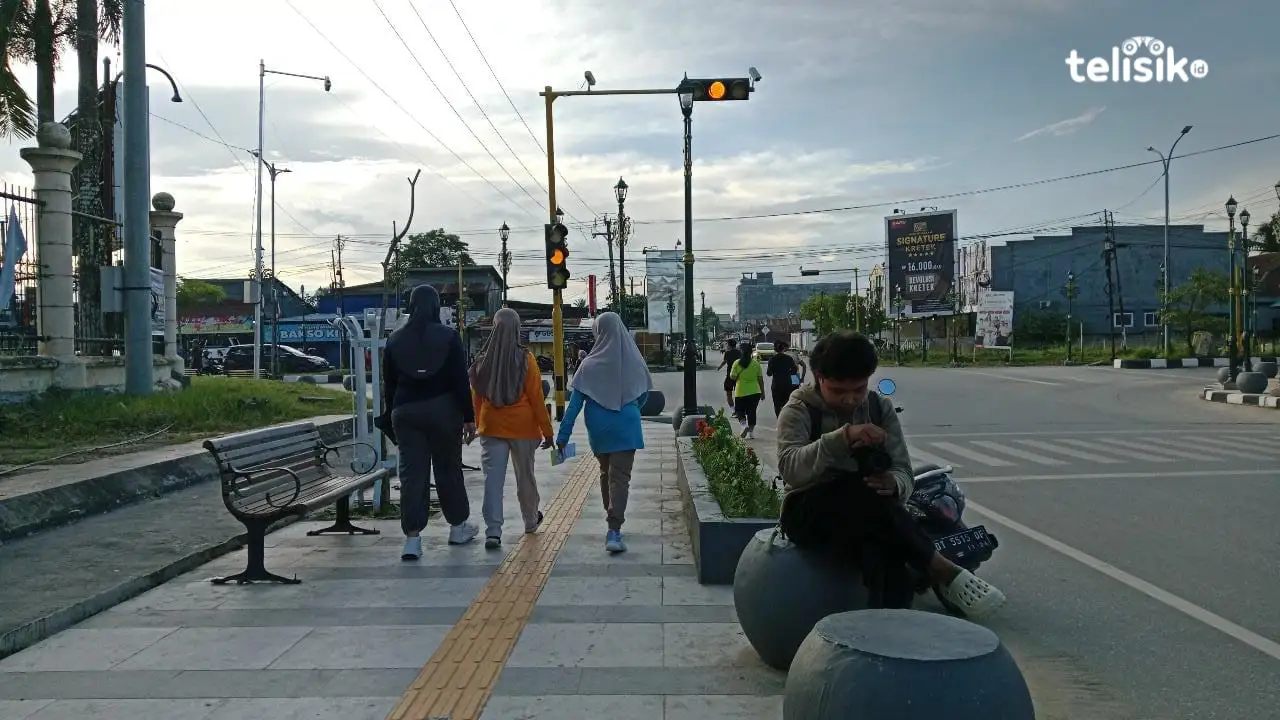 Fotografer di pedestrian Eks MTQ Kendari, hobi sekaligus pekerjaan penghasil cuan. Foto: Nurrahma/Telisik.