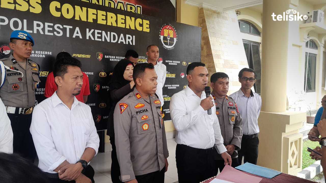 Kasat Reskrim Polresta Kendari, AKP Nirwan Fakaubun, membeberkan kasus penganiayaan yang menewaskan satu anak, saat konferensi pers, Senin (5/5/2025). Foto: R. Anugrah/Telisik