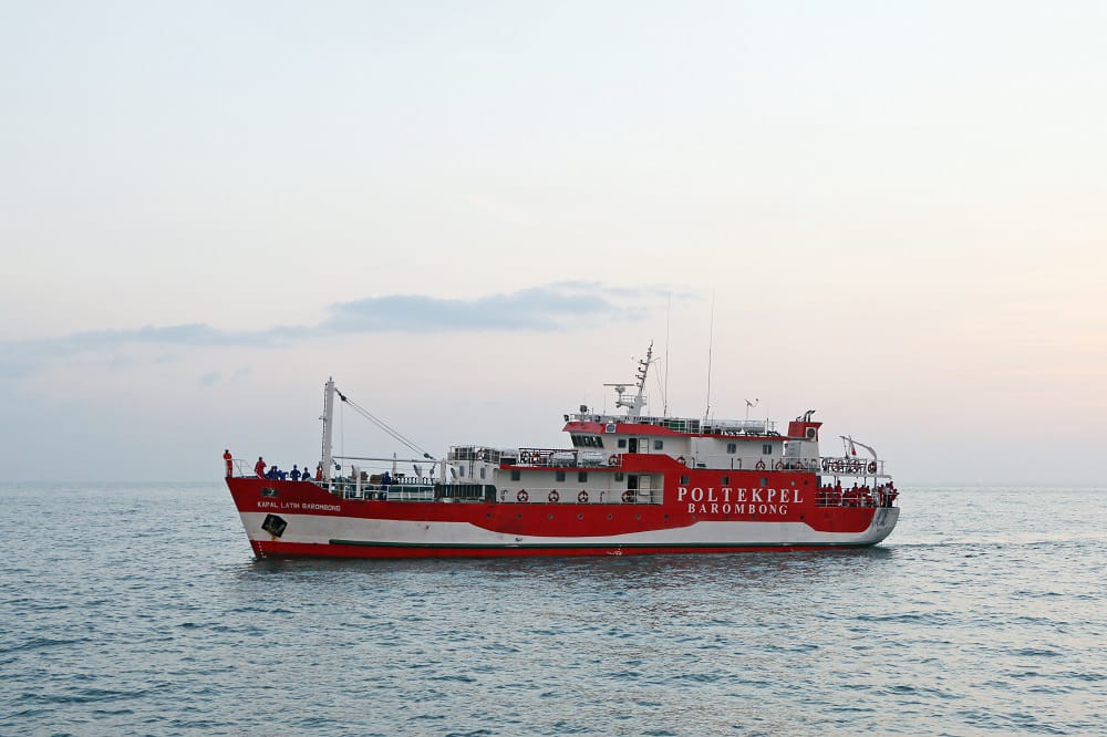 Kapal Latih Barombong yang melayani penumpang rute Sulawesi Tenggara dan Selatan. Foto: Ist.