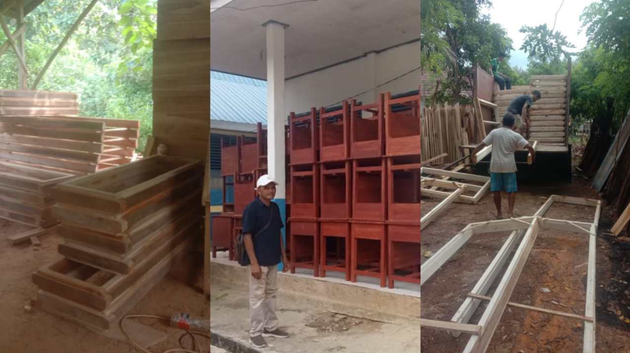 Pemilik usaha Sentral Mebel, Jilani, beserta hasil industri mebel miliknya di Desa Mabodo, Kecamatan Kontunaga, Kabupaten Muna. Foto: Ist.