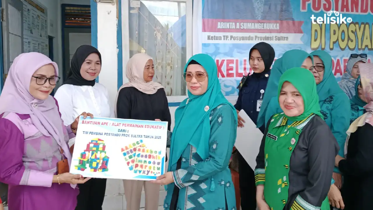 Ketua Dewan Pembina Posyandu Sultra, Arinta Andi Sumangerukka bersama Ketua Dewan Pembina Posyandu Muna, Sitti Leomo Bachrun memberikan bantuan pada masyarakat. Foto: Sunaryo/Telisik.