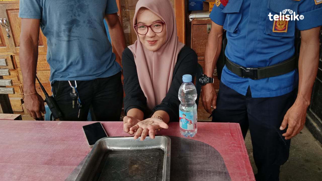 Kegabutan mahasiswi UHO membuat Damkar mengambil langkah penyelamatan.  Foto: Nurrahma/Telisik.