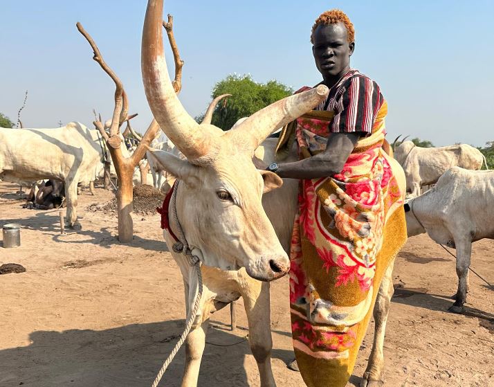 Suku Mundari keramas menggunakan air kencing sapi. Foto: Repro Instagram/@chrismustlist
