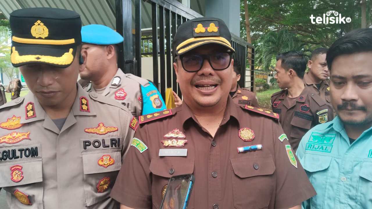 Kepala Kejaksaan Negeri Kolaka Utara, Mirza Erwinsyah beri keterangan terkait tersangka baru dugaan korupsi Bandara Kolaka Utara. Foto : Muh. Risal H/Telisik