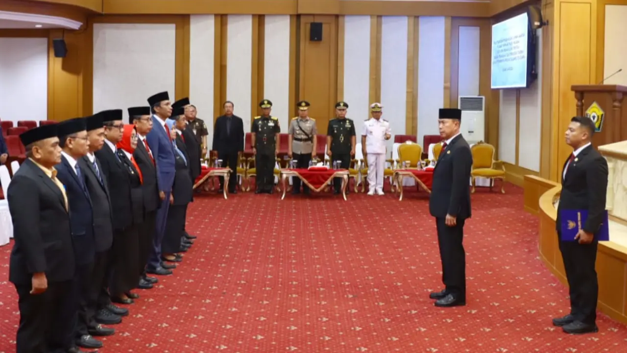 Momen Gubernur Andi Sumangerukka melantik sejumlah Kadis Pemprov Sultra. Foto: Ist.