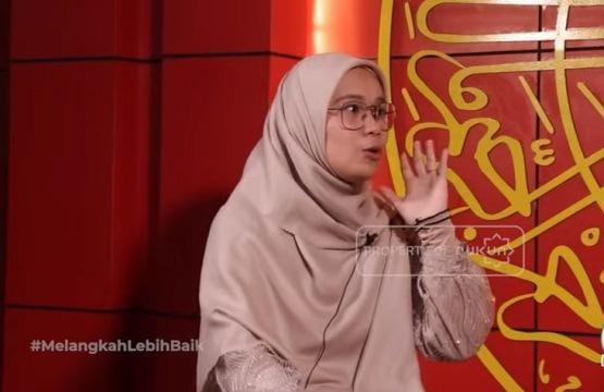 Kisah mualaf Olivia, tegar menghadapi cobaan berat dari ibunya. Foto: Repro YouTube Rukun Indonesia.