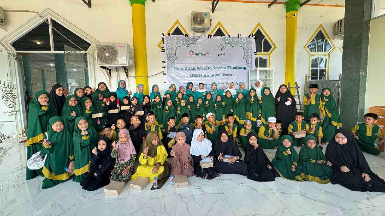 Susana kebersamaan setelah bakti sosial di Masjid Nurul Huda. Foto: Ist.