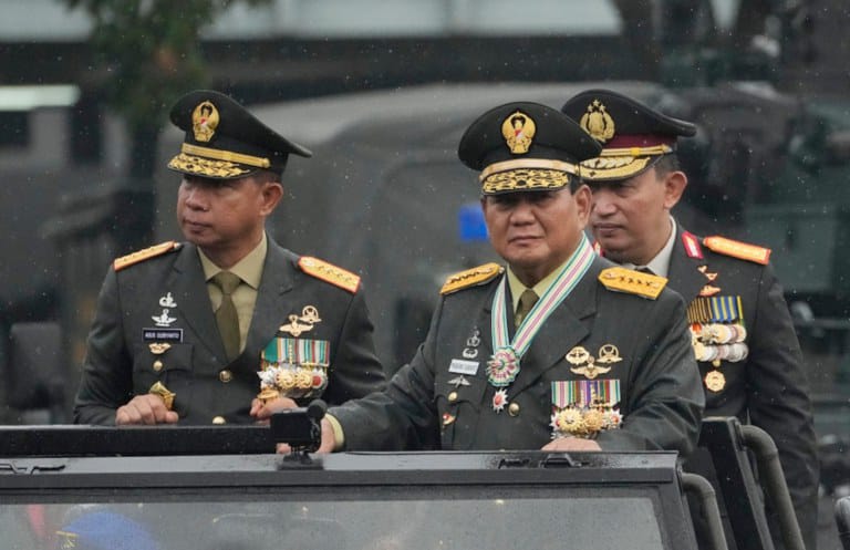 Prabowo Subianto, memberikan Isyarat Listyo Sigit, dan Agus Subiyanto belum diganti. Foto: Repro AP.