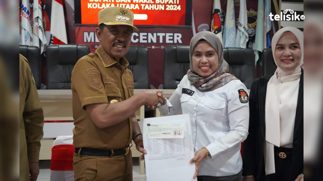 Serah terima sisa dana hibah Pilkada Kolaka Utara tahun 2024 dari Ketua KPU, Nurgalia (kemeja putih) ke Bupati Kolaka Utara, Nurrahman Umar di kantor KPU, Senin (5/5/2025). Foto : Muh. Risal H/Telisik