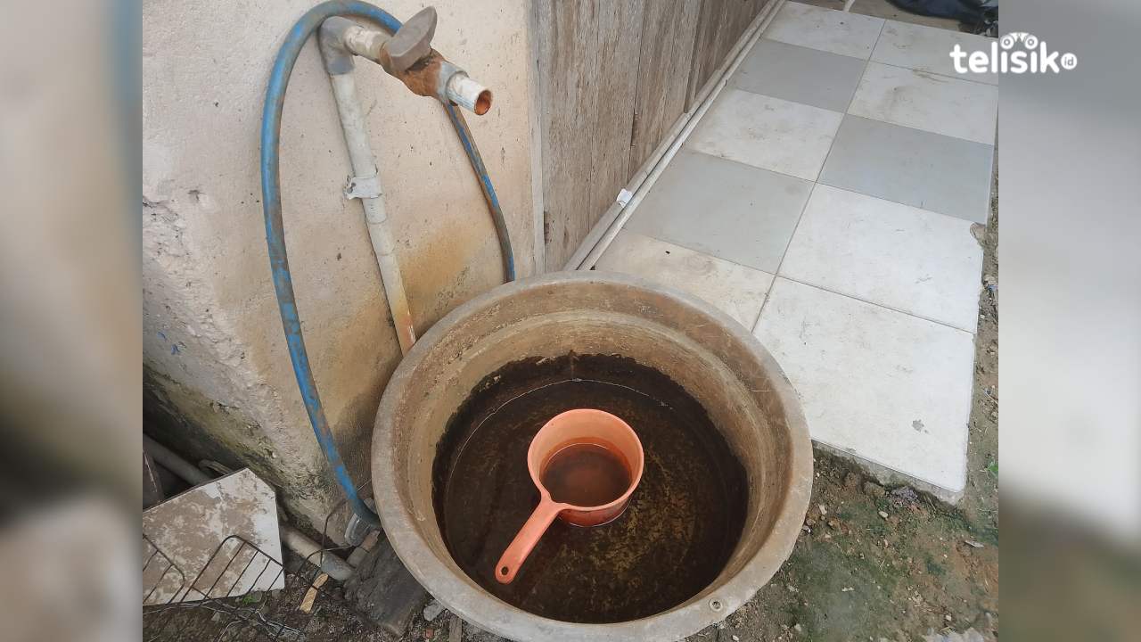Kondisi air berwarna kekuningan dan berbau di salah satu rumah warga Kelurahan Poasia, Kecamatan Abeli, Kota Kendari, Senin (5/5/2025). Foto: Wa Anggun/Telisik